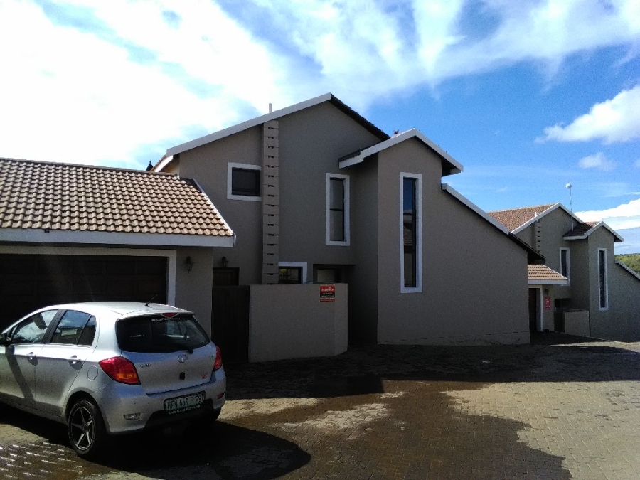 To Let 4 Bedroom Property for Rent in Hillside Free State